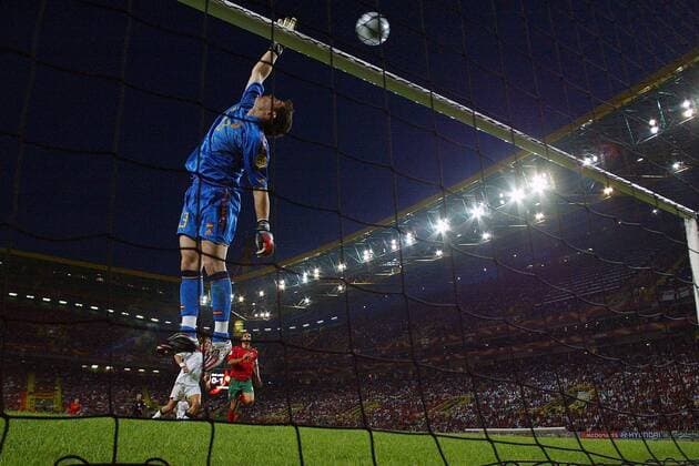 Torwart Iker Casillas (Spanien) lenkt den Ball über die Latte Fußball EM Herren Euro 2004, Europameisterschaft, Länderspiel, Nationalmannschaft, Nationalteam, Gruppe A Totale Estadio Jose Alvalade Lissabon Dynamik,