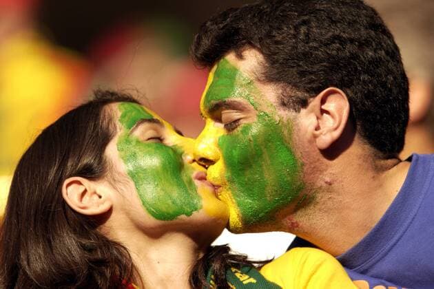 Portugisisches Fanpärchen bei einem innigen Kuß Fußball EM Herren Euro 2004, Europameisterschaft, Länderspiel, Nationalmannschaft, Nationalteam, Gruppe A Gruppe Lissabon Harmonie, Romantik,