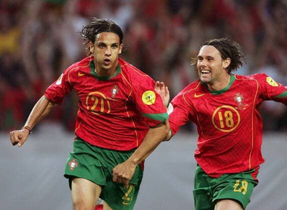 Torschütze Nuno Gomes (li.) und Maniche (beide Portugal) - Torjubel Fußball EM Herren Euro 2004, Europameisterschaft, Länderspiel, Nationalmannschaft, Nationalteam, Gruppe A Gruppe Lissabon Begeisterung, Freude,