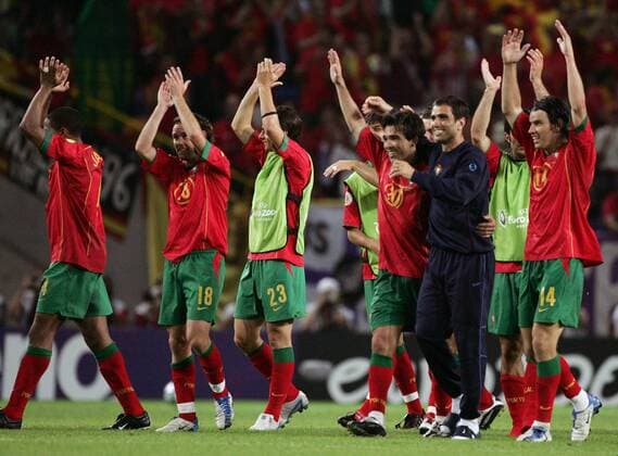 Schlußjubel der Portugiesen, v.li.: Jorge Andrade, Maniche, Helder Postiga, Deco, Pauleta, Luis Figo, Nuno Valente (alle Portugal) Fußball EM Herren Euro 2004, Europameisterschaft, Länderspiel, Nationalmannschaft, Nationalteam, Gruppe A Gruppe Lissabon Begeisterung, Freude,