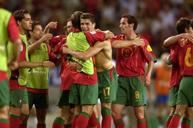 Schlußjubel Portugal u. a. mit Cristiano Ronaldo (Mitte) Fußball EM Herren Euro 2004, Europameisterschaft, Länderspiel, Nationalmannschaft, Nationalteam, Gruppe A Gruppe Lissabon Freude,