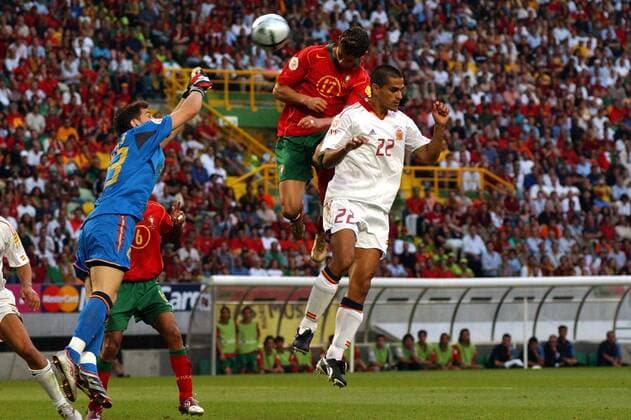 Cristiano Ronaldo (Portugal, Mitte) gegen Juanito (re.) und Torwart Iker Casillas (beide Spanien) Fußball EM Herren Euro 2004, Europameisterschaft, Länderspiel, Nationalmannschaft, Nationalteam, Gruppe A Gruppe Lissabon Dynamik,