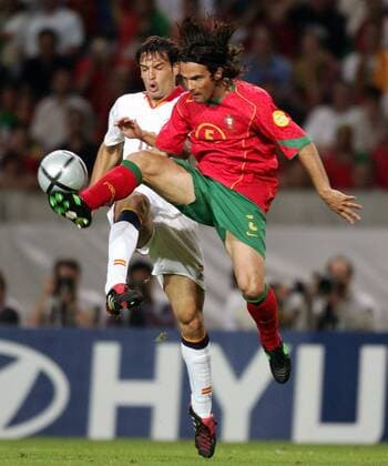 Fernando Morientes (li., Spanien) gegen Fernando Couto (Portugal) Fußball EM Herren Euro 2004, Europameisterschaft, Länderspiel, Nationalmannschaft, Nationalteam, Gruppe A Gruppe Lissabon Dynamik,