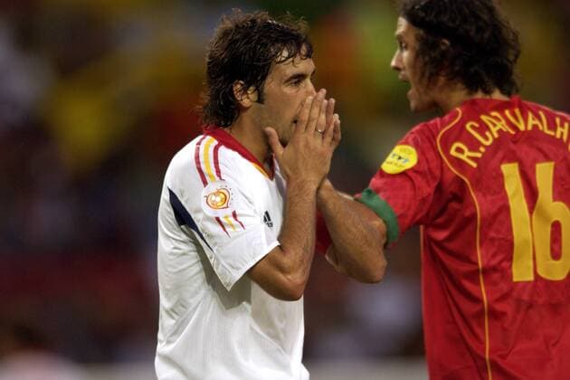 Raul Gonzalez (Spanien, li.) enttäuscht Fußball EM Herren Euro 2004, Europameisterschaft, Länderspiel, Nationalmannschaft, Nationalteam, Gruppe A Gruppe Lissabon Enttäuschung,