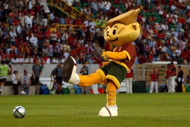 Kinas, das Maskottchen der Euro 2004, zieht ab Fußball EM Herren Euro 2004, Europameisterschaft, Länderspiel, Nationalmannschaft, Nationalteam, Gruppe A Einzelbild Lissabon