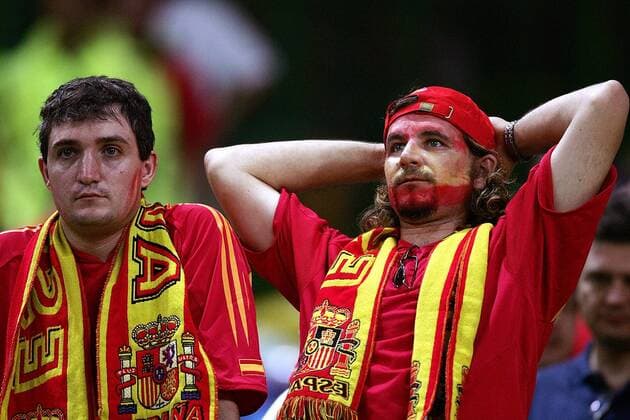 Tief enttäuschte spanische Fans Fußball EM Herren Euro 2004, Europameisterschaft, Länderspiel, Nationalmannschaft, Nationalteam, Gruppe A Gruppe ausgeschieden, verloren, Lissabon Enttäuschung,
