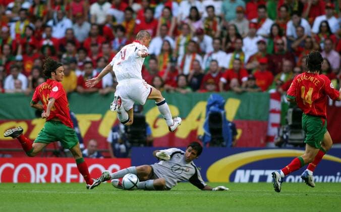 Fernando Torres (vorn, Spanien) gegen Torwart Ricardo, Ricardo Carvalho (li.) und Nuno Valente (alle Portugal) schauen zu - VERÖFFENTLICHUNGSRECHTE NUR FÜR DEUTSCHE MEDIEN Fußball EM Herren Euro 2004, Europameisterschaft, Länderspiel, Nationalmannschaft, Nationalteam, Gruppe A Gruppe Lissabon Dynamik,