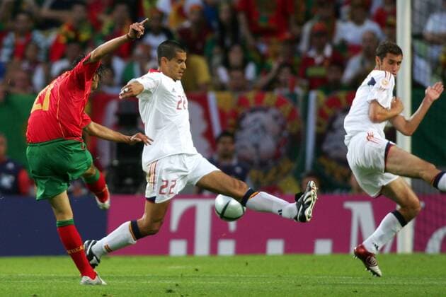 Nuno Gomes (li., Portugal) zieht ab, Juanito (Mitte) und Ivan Helguera (beide Spanien) sind machtlos - VERÖFFENTLICHUNGSRECHTE NUR FÜR DEUTSCHE MEDIEN Fußball EM Herren Euro 2004, Europameisterschaft, Länderspiel, Nationalmannschaft, Nationalteam, Gruppe A Gruppe Lissabon Dynamik,
