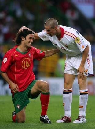 Ricardo Carvalho (li., Portugal) und Fernando Torres (Spanien) demonstrieren vorbildlichen Umgang unter Kollegen - VERÖFFENTLICHUNGSRECHTE NUR FÜR DEUTSCHE MEDIEN Fußball EM Herren Euro 2004, Europameisterschaft, Länderspiel, Nationalmannschaft, Nationalteam, Gruppe A Gruppe Lissabon Harmonie, Kameradschaft,