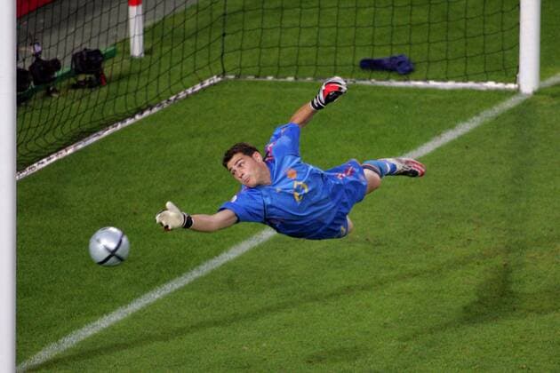 Torwart Iker Casillas (Spanien) streckt sich vergeblich nach dem Ball Fußball EM Herren Euro 2004, Europameisterschaft, Länderspiel, Nationalmannschaft, Nationalteam, Gruppe A Einzelbild Lissabon Dynamik,  