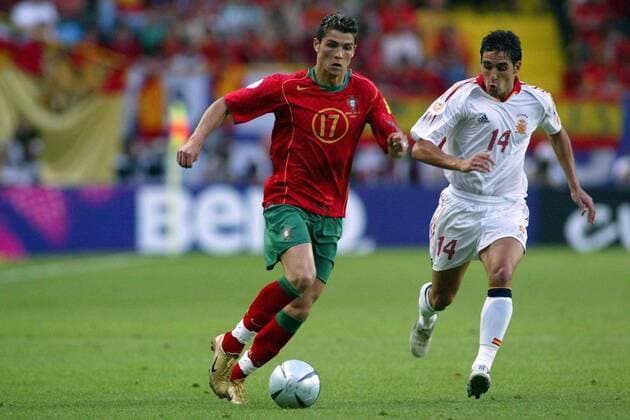 Cristiano Ronaldo (li., Portugal) gegen Vicente (Spanien) Fußball EM Herren Euro 2004, Europameisterschaft, Länderspiel, Nationalmannschaft, Nationalteam, Gruppe A Gruppe Lissabon Dynamik,  