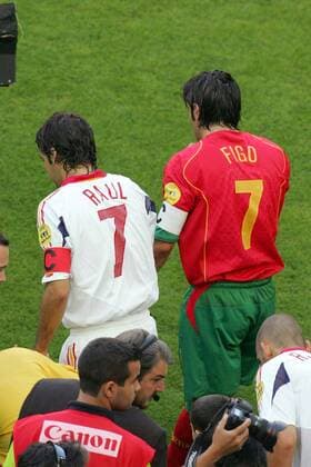Raul Gonzalez (li., Spanien) und Luis Figo (Portugal) fürhen gemeinsam ihre Teamkollegen auf den Platz Fußball EM Herren Euro 2004, Europameisterschaft, Länderspiel, Nationalmannschaft, Nationalteam, Gruppe A Gruppe Lissabon Harmonie, Kameradschaft,  