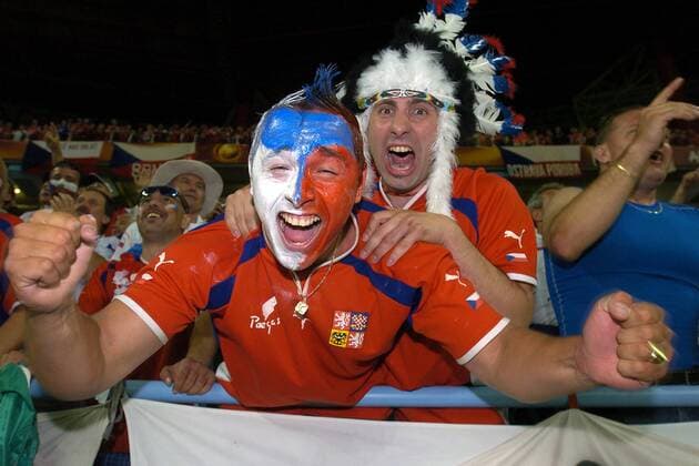 Ausgeflippte tschechische Fans stehen lautstark hinter ihrem Team Fußball EM Herren Euro 2004, Europameisterschaft, Länderspiel, Nationalmannschaft, Nationalteam, Gruppe D, Gruppe Aveiro Begeisterung, Freude,