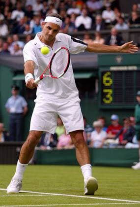 Roger Federer (Schweiz) - Rückhand Tennis Herren All England Championships 2004, Grand Slam, ATP-Tour, Rasen, Rasenplatz, Rasentennis, Rasenturnier Einzelbild Wimbledon London