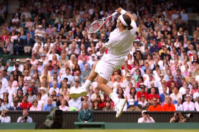 Roger Federer (Schweiz) - Smash Tennis Herren All England Championships 2004, Grand Slam, ATP-Tour, Rasen, Rasenplatz, Rasentennis, Rasenturnier Einzelbild Wimbledon London Dynamik, Höhe
