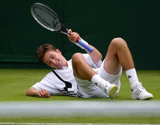 Alex Bogdanovic (Großbritannien) findet auf dem Rasen wieder Tennis Herren All England Championships 2004, Grand Slam, ATP-Tour, Rasen, Rasenplatz, Rasentennis, Rasenturnier Einzelbild Wimbledon London