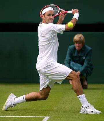 Roger Federer (Schweiz) - Rückhand Tennis Herren All England Championships 2004, Grand Slam, ATP-Tour, Rasen, Rasenplatz, Rasentennis, Rasenturnier Einzelbild Wimbledon London Dynamik,