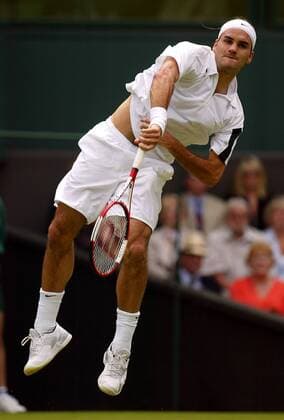 Roger Federer (Schweiz) - Aufschlag Tennis Herren All England Championships 2004, Grand Slam, ATP-Tour, Rasen, Rasenplatz, Rasentennis, Rasenturnier Einzelbild Wimbledon London Dynamik, Höhe,