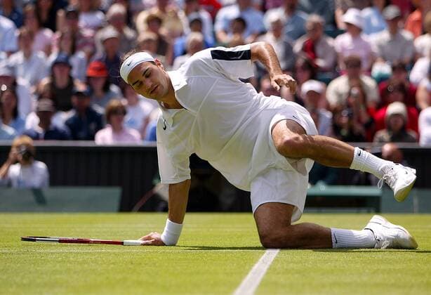 Roger Federer (Schweiz) liegt auf dem heiligen Rasen von Wimbledon Tennis Herren All England Championships 2004, Grand Slam, ATP-Tour, Rasen, Rasenplatz, Rasentennis, Rasenturnier Einzelbild Wimbledon London