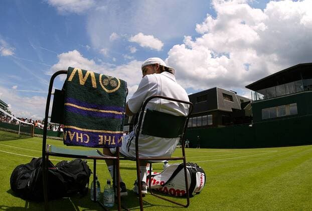 Am Montag gehts los: Nicolas Kiefer (Deutschland) sitzt während einer Spielpause auf seinem Stuhl und gönnt sich eine kurze Pause Tennis Herren All England Championships 2004, Grand Slam, ATP-Tour, Rasen, Rasenplatz, Rasentennis, Rasenturnier Einzelbild Wimbledon London