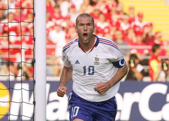 Zinedine Zidane (Frankreich) - Torjubel Fußball EM Herren Euro 2004, Europameisterschaft, Länderspiel, Nationalmannschaft, Nationalteam, Gruppe B, Vdig Einzelbild Coimbra Freude, Begeisterung