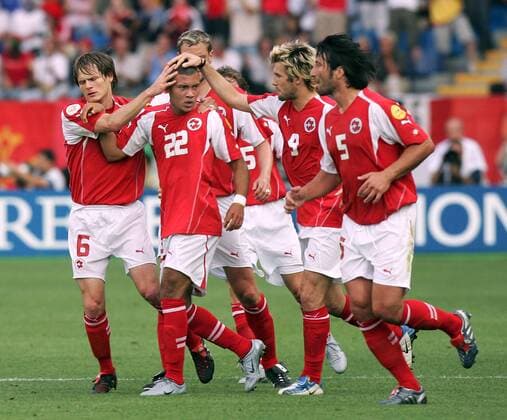 Mannschaftsjubel Schweiz, v.li.: Johann, Vogel, Torschütze Johan Vonlanthen, Raphael Wicky und Murat Yakin Fußball EM Herren Euro 2004, Europameisterschaft, Länderspiel, Nationalmannschaft, Nationalteam, Gruppe B, Vdig Gruppe Coimbra Freude,