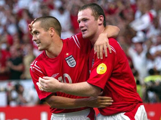 Wayne Rooney (re.) und Sturmpartner Michael Owen (beide England) bejubeln die 2:1 Führung der Engländer Fußball EM Herren Euro 2004, Europameisterschaft, Länderspiel, Nationalmannschaft, Nationalteam, Gruppe B, Vdig Gruppe Lissabon Freude,