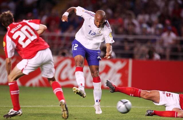 Thierry Henry (Frankreich, li.) setzt sich gegen die Schweizer durch und erzielt das 3:1 Fußball EM Herren Euro 2004, Europameisterschaft, Länderspiel, Nationalmannschaft, Nationalteam, Gruppe B, Vdig Gruppe Coimbra Dynamik,
