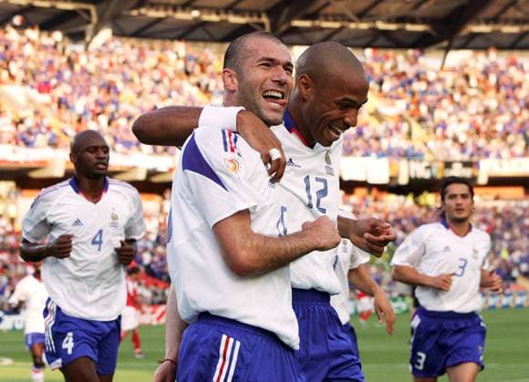 Zinedine Zidane (li.) und Thierry Henry (beide Frankreich) - Torjubel Fußball EM Herren Euro 2004, Europameisterschaft, Länderspiel, Nationalmannschaft, Nationalteam, Gruppe B, Gruppe Coimbra Freude,