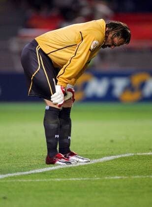Torwart Jörg Stiel (Schweiz) verzweifelt Fußball EM Herren Euro 2004, Europameisterschaft, Länderspiel, Nationalmannschaft, Nationalteam, Gruppe B, Einzelbild Coimbra Enttäuschung, Verzweiflung,