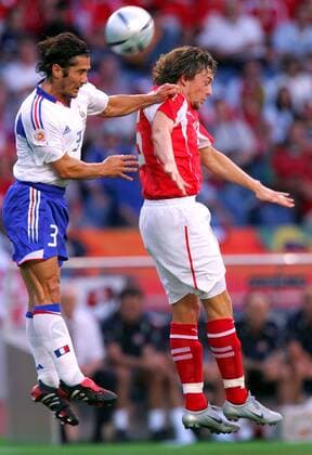 Bixente Lizarazu (li., Frankreich) gegen Daniel Gygax (Schweiz) Fußball EM Herren Euro 2004, Europameisterschaft, Länderspiel, Nationalmannschaft, Nationalteam, Gruppe B, Gruppe Coimbra Dynamik, Höhe,