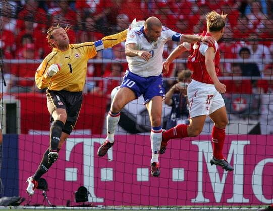 Zinedine Zidane (Mitte, Frankreich) setzt sich gegen Torwart Jörg Stiel (li.) und Christoph Spycher (beide Schweiz) durch und erzielt das 1:0 Fußball EM Herren Euro 2004, Europameisterschaft, Länderspiel, Nationalmannschaft, Nationalteam, Gruppe B, Gruppe Coimbra Dynamik, Höhe,