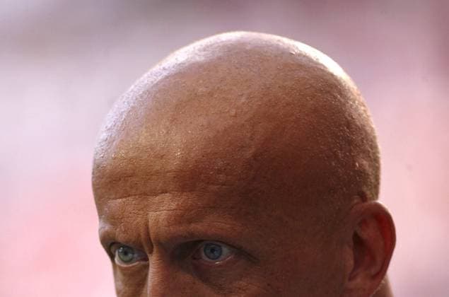 Schiedsrichter Pierluigi Collina (Italien) mit seinem unveränderlichem Markenzeichen Fußball EM Herren Euro 2004, Europameisterschaft, Länderspiel, Nationalmannschaft, Nationalteam, Gruppe B Einzelbild Lissabon