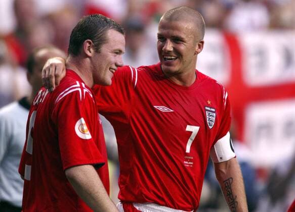 Wayne Rooney (li.) und David Beckham (beide England) - Torjubel Fußball EM Herren Euro 2004, Europameisterschaft, Länderspiel, Nationalmannschaft, Nationalteam, Gruppe B Gruppe Lissabon Freude,