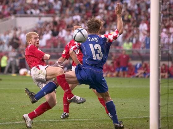 Paul Scholes (li., England) gegen Dario Simic (Kroatien) Fußball EM Herren Euro 2004, Europameisterschaft, Länderspiel, Nationalmannschaft, Nationalteam, Gruppe B Gruppe Lissabon Dynamik, Kampf,