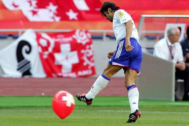Bixente Lizarazu (Frankreich) versetzt einem Schweizer Luftballon einen ordentlichen Tritt Fußball EM Herren Euro 2004, Europameisterschaft, Länderspiel, Nationalmannschaft, Nationalteam, Gruppe B, Einzelbild Coimbra Dynamik,