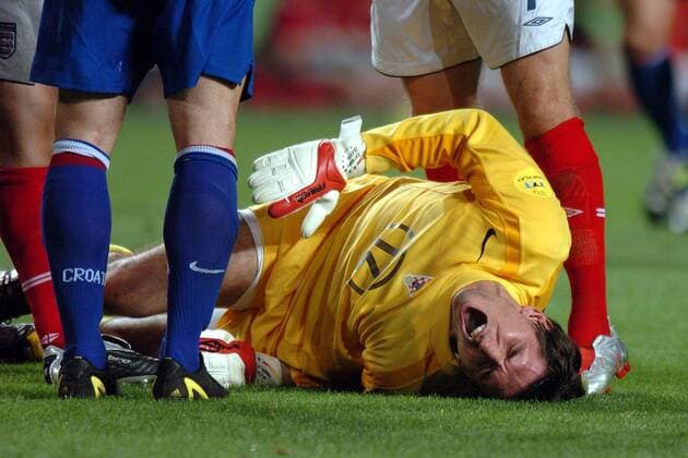 Torwart Tomislav Butina (Kroatien) liegt verletzt am Boden Fußball EM Herren Euro 2004, Europameisterschaft, Länderspiel, Nationalmannschaft, Nationalteam, Gruppe B Einzelbild Lissabon