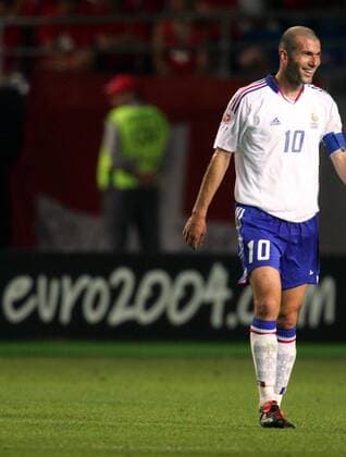 Zinedine Zidane (Frankreich) gut gelaunt bei der Euro 2004 Fußball EM Herren Euro 2004, Europameisterschaft, Länderspiel, Nationalmannschaft, Nationalteam, Gruppe B, Einzelbild Coimbra Freude,