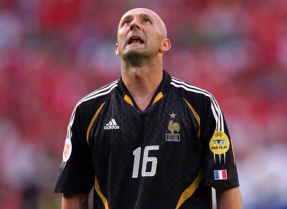 Torwart Fabien Barthez (Frankreich) hofft auf höheren Beistand Fußball EM Herren Euro 2004, Europameisterschaft, Länderspiel, Nationalmannschaft, Nationalteam, Gruppe B, Einzelbild Coimbra