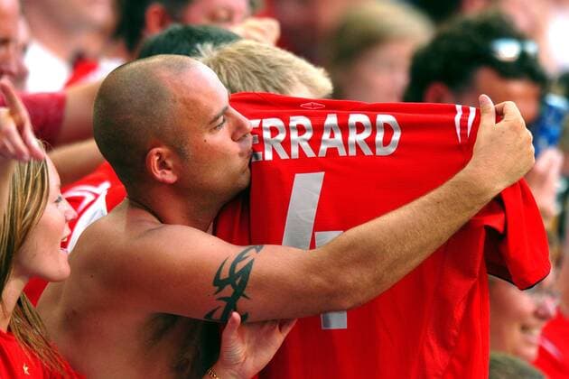 Ein englischer Fan küßt das Trikot seines Idols Steven Gerrard (England) Fußball EM Herren Euro 2004, Europameisterschaft, Länderspiel, Nationalmannschaft, Nationalteam, Gruppe B Einzelbild Lissabon Begeisterung,