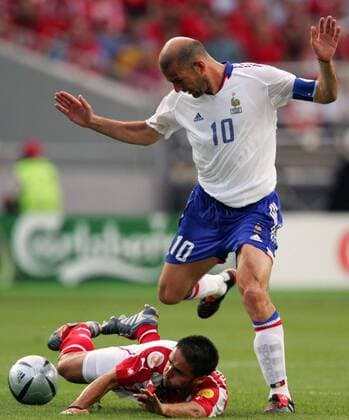 Zinedine Zidane (re., Frankreich) gegen Ricardo Cabanas (Schweiz) Fußball EM Herren Euro 2004, Europameisterschaft, Länderspiel, Nationalmannschaft, Nationalteam, Gruppe B, Gruppe Coimbra