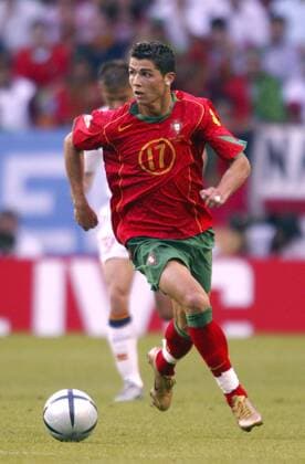 Cristiano Ronaldo (Portugal) am Ball Fußball EM Herren Euro 2004, Europameisterschaft, Länderspiel, Nationalmannschaft, Nationalteam, Gruppe A Einzelbild Lissabon Dynamik,