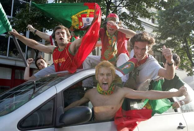 Portugiesische Fans fahren im vollbesetzten Auto durch Porto und feiern den Viertelfinaleinzug Fußball EM Herren Euro 2004, Europameisterschaft, Länderspiel, Nationalmannschaft, Nationalteam, Gruppe A Gruppe Porto Freude, Begeisterung,