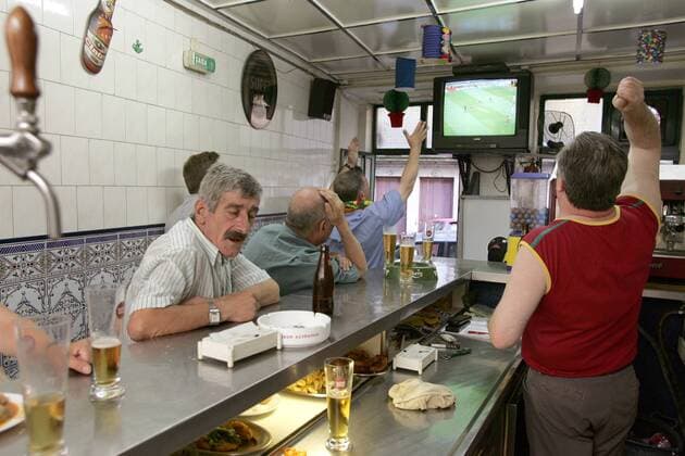 Die männlichen Einwohner Portos verfolgen voller Leidenschaft das Spiel ihres Teams in einer engen Bar in der Altstadt von Porto Fußball EM Herren Euro 2004, Europameisterschaft, Länderspiel, Nationalmannschaft, Nationalteam, Gruppe A, Rua de Tras Gruppe verzweifelt, Porto, Land, Leute, Fernsehen, Gaststätte Verzweiflung,
