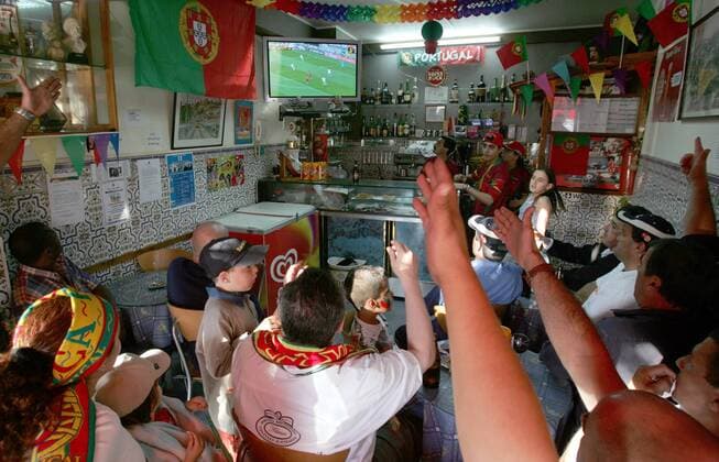Portugiesische Fans verfolgen voller Leidenschaft und mit viel Sachkompetenz das Spiel ihres Teams in einem Straßencafe in der Altstadt von Porto Fußball EM Herren Euro 2004, Europameisterschaft, Länderspiel, Nationalmannschaft, Nationalteam, Gruppe A, Rua de Tras Totale Porto, Land, Leute, Fernsehen, Gaststätte
