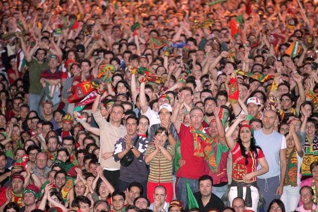 Portugiesische Fans bejubeln das 1:0 im letzten Gruppenspiel bei einer Liveübertragung auf einem Platz in Porto Fußball EM Herren Euro 2004, Europameisterschaft, Länderspiel, Nationalmannschaft, Nationalteam, Gruppe A Totale Porto, Land, Leute Masse, Freude, Begeisterung,