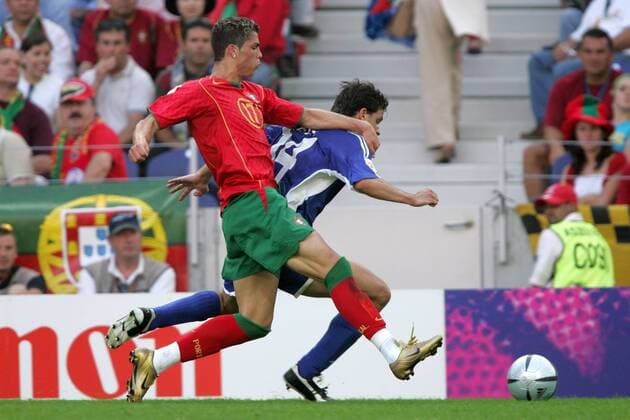 Cristiano Ronaldo (li., Portugal) gegen Panagiotis Fyssas (Griechenland) - VERÖFFENTLICHUNGSRECHTE NUR FÜR DEUTSCHE MEDIEN Fußball EM Herren Euro 2004, Europameisterschaft, Länderspiel, Nationalmannschaft, Nationalteam, Gruppe A Gruppe Porto Dynamik,