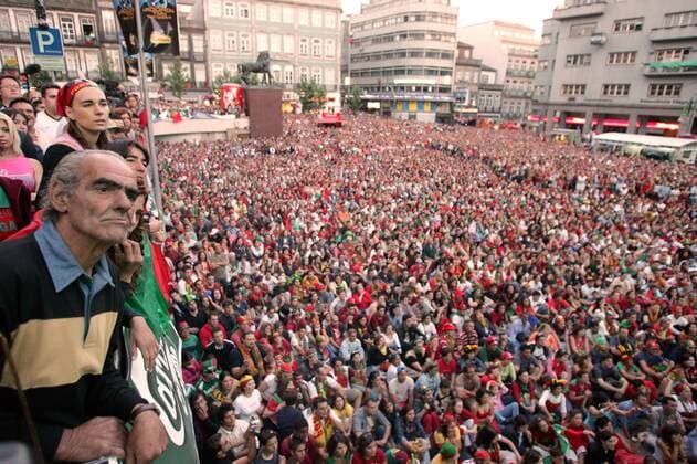 Ob jung oder alt, der Praca de D. Joao I in Porto ist überfüllt von tausenden portugiesischen Fans, die gespannt die Liveübertragung des letzten Gruppenspiels übertragen Fußball EM Herren Euro 2004, Europameisterschaft, Länderspiel, Nationalmannschaft, Nationalteam, Gruppe A Totale Porto, Land, Leute Masse,