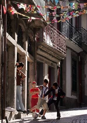 Drei kleine Jungs unter Aufsicht des großen Bruders beim Fußballspielen in einer verwinkelten Gasse in der Altstadt Portos Fußball EM Herren Euro 2004, Europameisterschaft, Portugal, Impressionen, Straße Gruppe Rua de Reboleira, Porto, Land, Leute, Gasse, Gassen, Straßen, Dynamik,