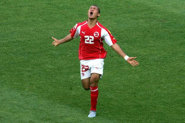 Johan Vonlanthen (Schweiz) - Torjubel Fußball EM Herren Euro 2004, Europameisterschaft, Länderspiel, Nationalmannschaft, Nationalteam, Gruppe B Einzelbild Coimbra Freude, Begeisterung  
